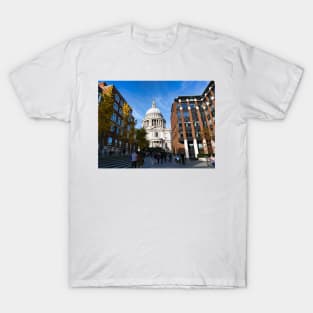 St Pauls Cathedral London and people T-Shirt